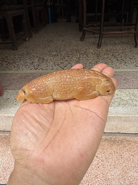 古玩玉器仿古紋飾玉雕瑞獸把件真品鑒賞圖