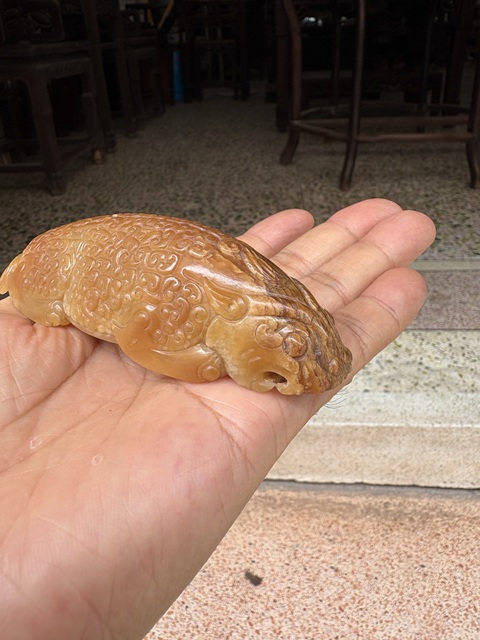 古玩玉器仿古紋飾玉雕瑞獸把件真品鑒賞圖