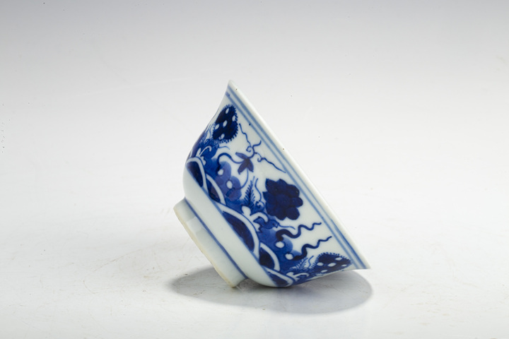 古玩陶瓷清晚·青花海上生蓮圖茶圓
真品鑒賞圖