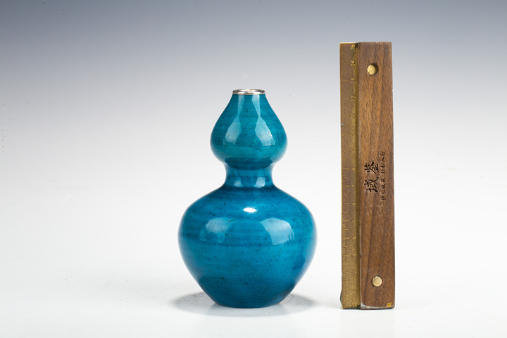 古玩陶瓷清乾隆·孔雀藍(lán)釉葫蘆瓶真品鑒賞圖