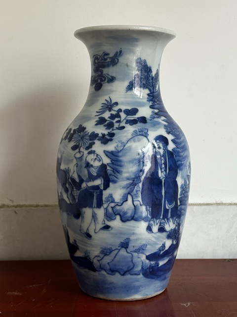 古玩陶瓷人物紋青花瓶真品鑒賞圖