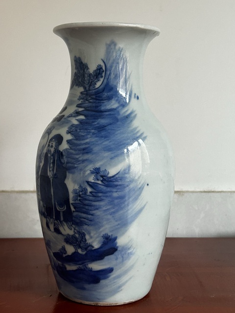 古玩陶瓷人物紋青花瓶真品鑒賞圖