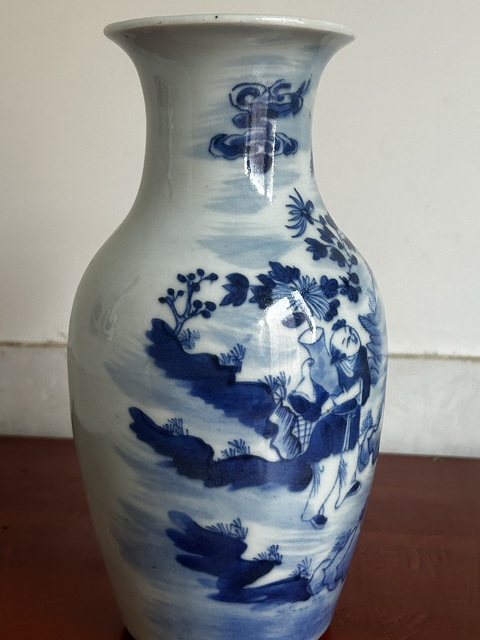 古玩陶瓷人物紋青花瓶真品鑒賞圖