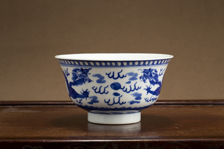 古玩陶瓷清末民初·青花雙龍戲珠紋碗真品鑒賞圖
