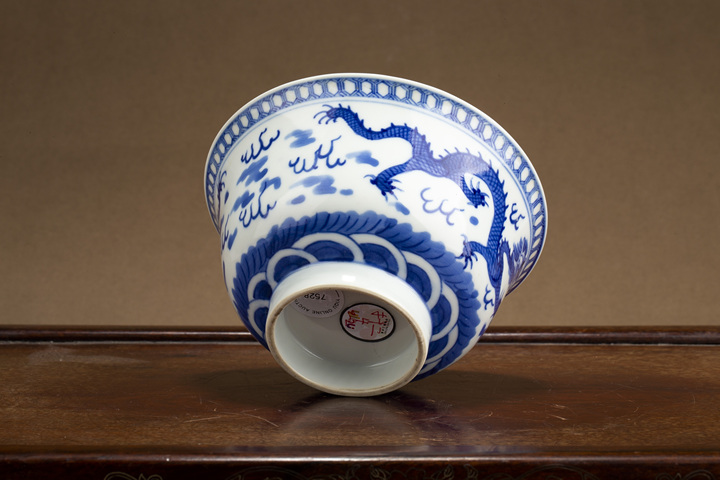 古玩陶瓷清末民初·青花雙龍戲珠紋碗真品鑒賞圖