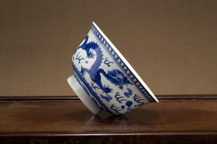 古玩陶瓷清末民初·青花雙龍戲珠紋碗真品鑒賞圖