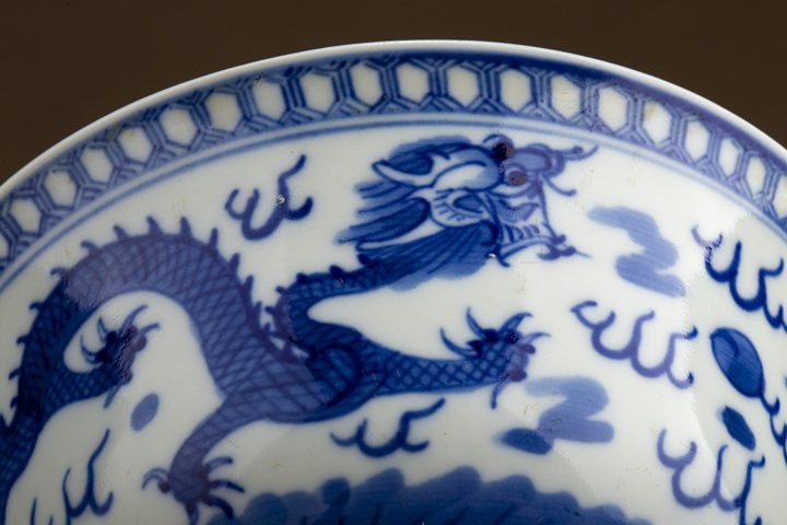 古玩陶瓷清末民初·青花雙龍戲珠紋碗真品鑒賞圖