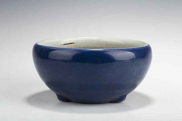 古玩陶瓷清中·霽藍(lán)釉三足爐真品鑒賞圖