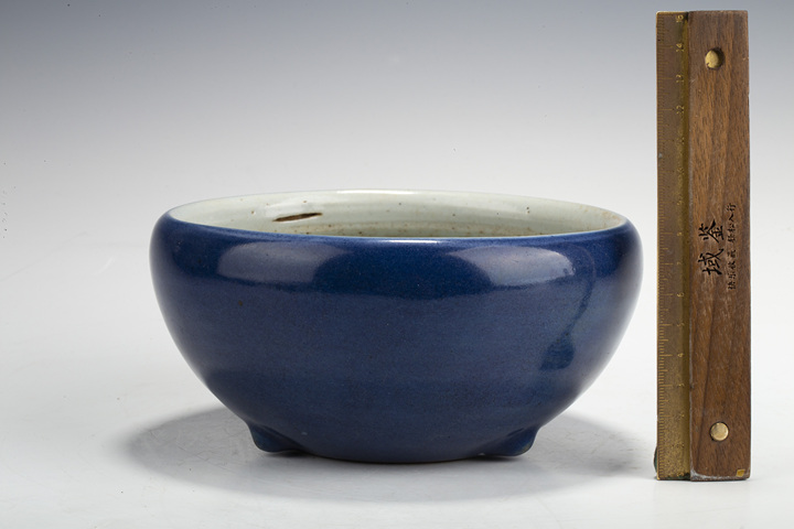 古玩陶瓷清中·霽藍(lán)釉三足爐真品鑒賞圖