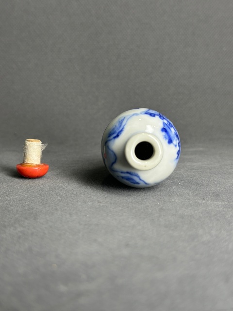 古玩陶瓷青花人物故事紋鼻煙壺真品鑒賞圖