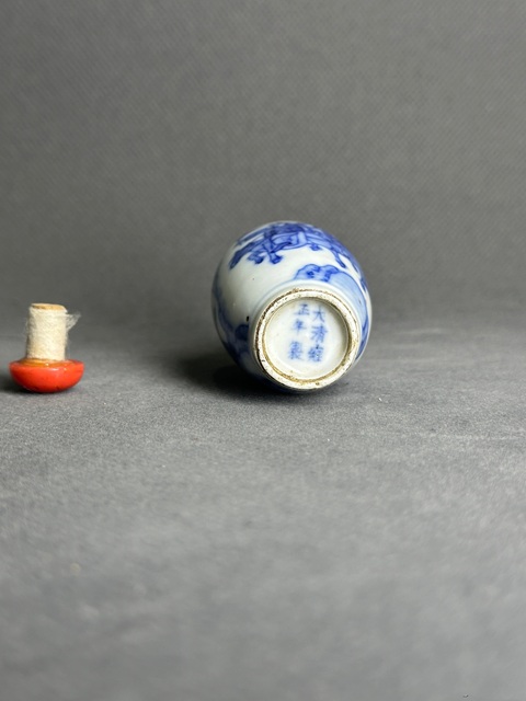 古玩陶瓷青花人物故事紋鼻煙壺真品鑒賞圖