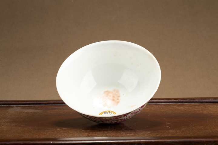 古玩陶瓷民國(guó)·胭脂紅地粉彩纏枝蓮紋碗真品鑒賞圖