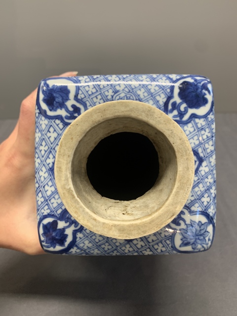 古玩陶瓷青花仕女人物四方梅瓶真品鑒賞圖