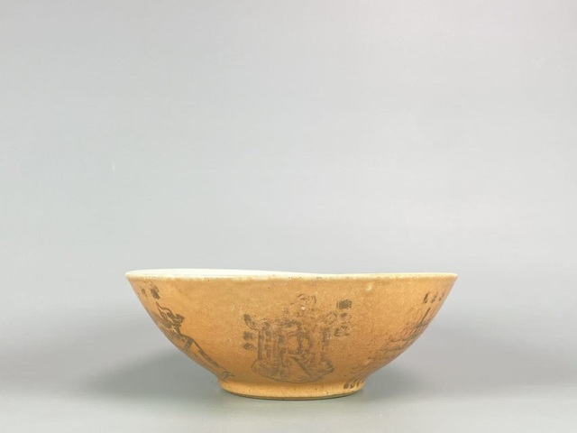 古玩陶瓷珊瑚紅描金人物紋碗真品鑒賞圖