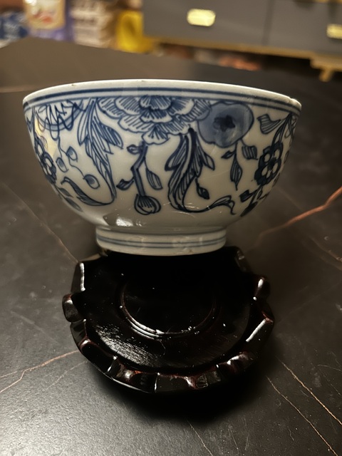 古玩陶瓷花卉紋青花碗真品鑒賞圖