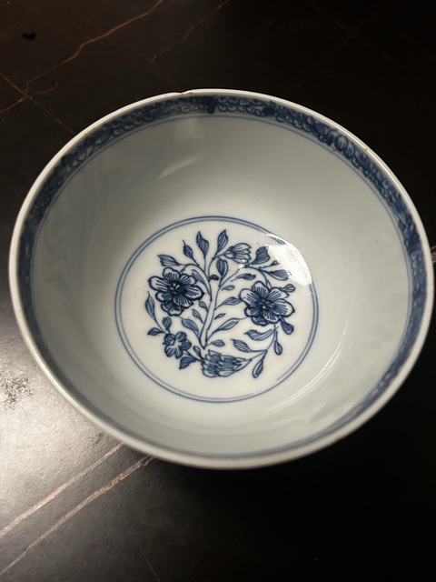 古玩陶瓷花卉紋青花碗真品鑒賞圖
