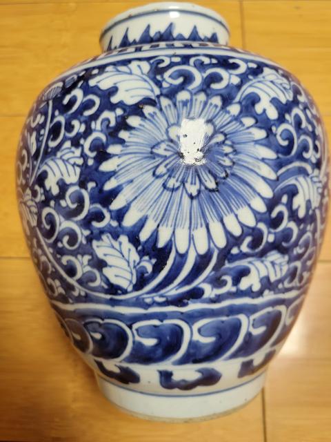 古玩陶瓷花卉紋青花罐真品鑒賞圖