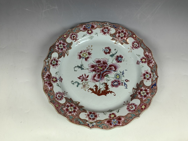古玩陶瓷雍正牡丹花卉紋粉彩花口賞盤真品鑒賞圖