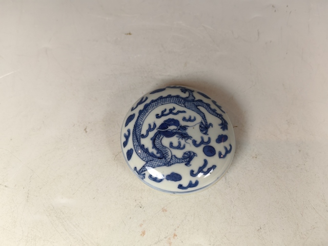 古玩陶瓷清中晚青花龍趕珠紋文房印泥盒真品鑒賞圖