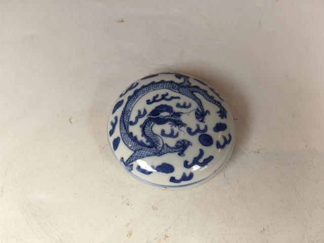 古玩陶瓷清中晚青花龍趕珠紋文房印泥盒真品鑒賞圖