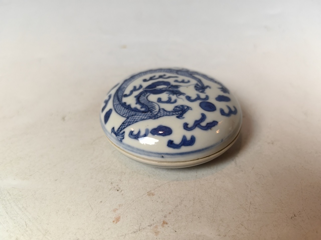 古玩陶瓷清中晚青花龍趕珠紋文房印泥盒真品鑒賞圖