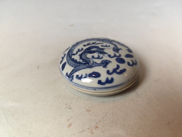 古玩陶瓷清中晚青花龍趕珠紋文房印泥盒真品鑒賞圖