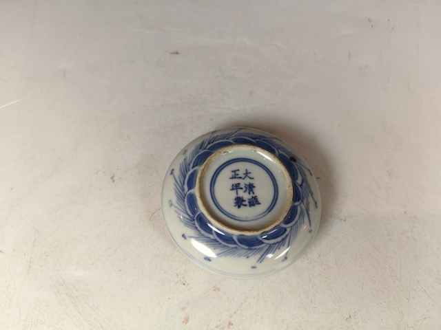 古玩陶瓷清中晚青花龍趕珠紋文房印泥盒真品鑒賞圖