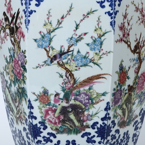古玩陶瓷青花粉彩花鳥紋六方瓶真品鑒賞圖