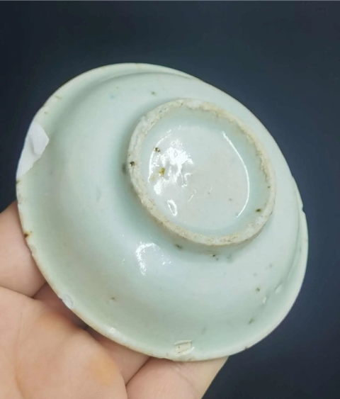 古玩陶瓷明代晚期青花花蝶紋盤真品鑒賞圖