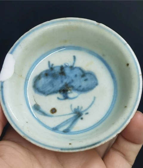 古玩陶瓷明代晚期青花花蝶紋盤真品鑒賞圖