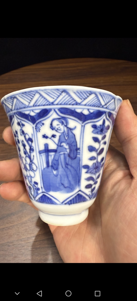 古玩陶瓷仕女花卉紋青花杯真品鑒賞圖