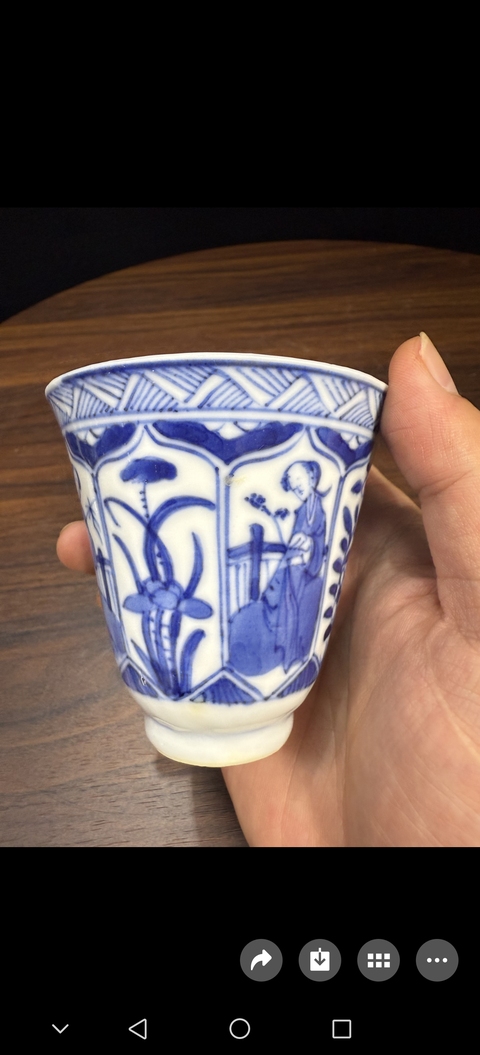 古玩陶瓷仕女花卉紋青花杯真品鑒賞圖