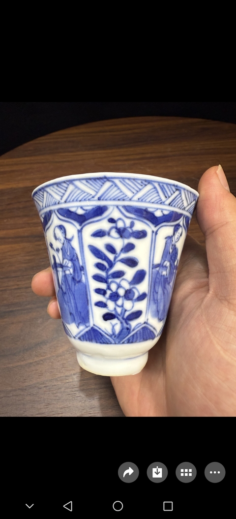 古玩陶瓷仕女花卉紋青花杯真品鑒賞圖