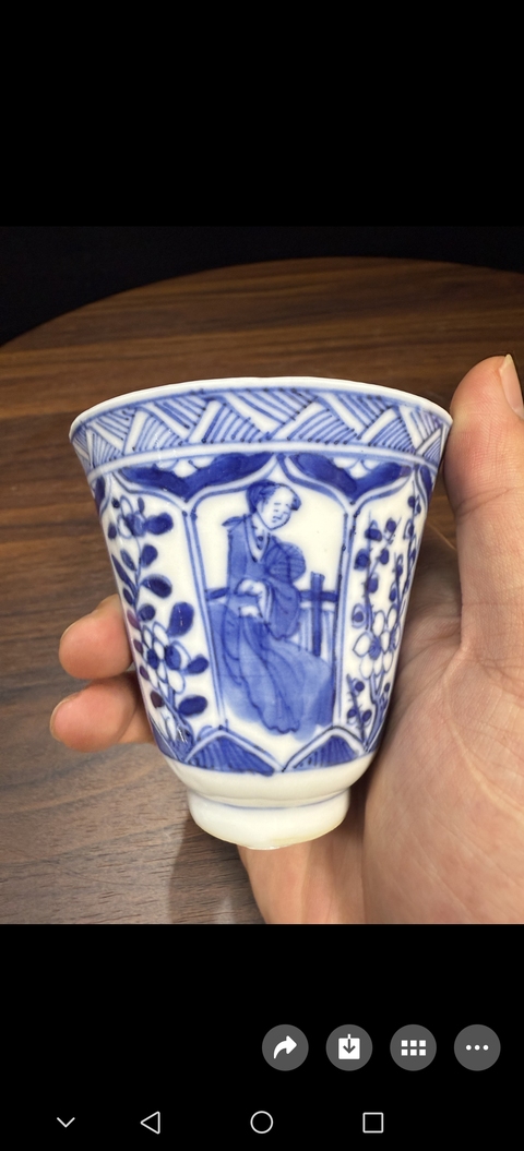 古玩陶瓷仕女花卉紋青花杯真品鑒賞圖