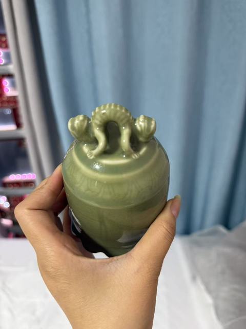 古玩陶瓷豆青釉暗刻花卉紋鐘真品鑒賞圖