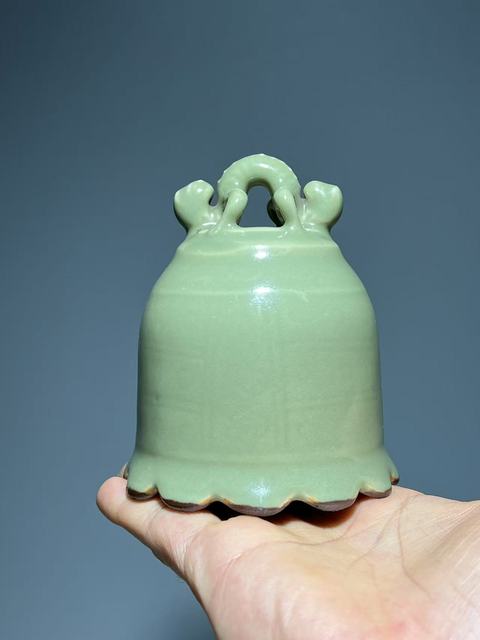 古玩陶瓷豆青釉暗刻花卉紋鐘真品鑒賞圖