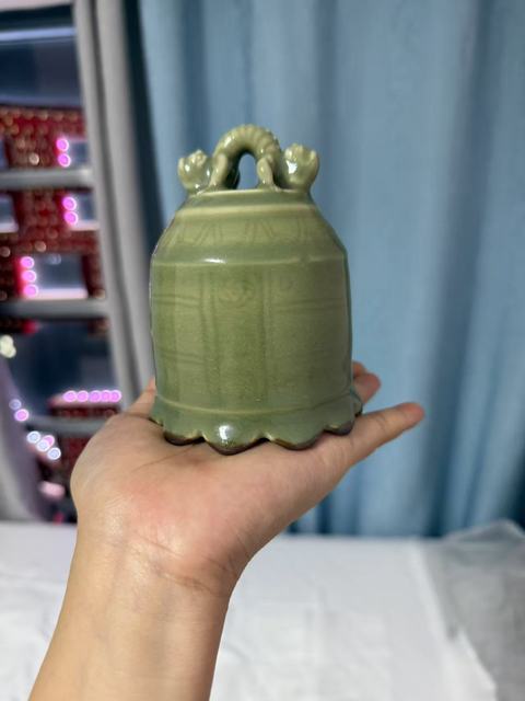 古玩陶瓷豆青釉暗刻花卉紋鐘真品鑒賞圖