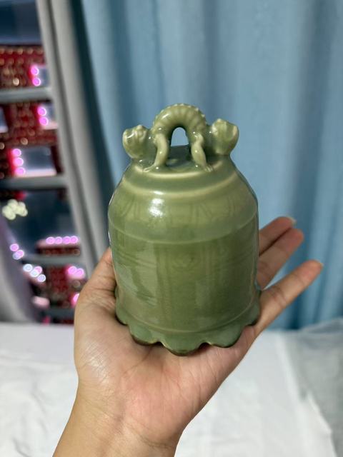古玩陶瓷豆青釉暗刻花卉紋鐘真品鑒賞圖