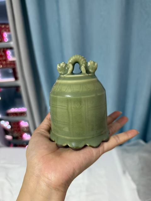 古玩陶瓷豆青釉暗刻花卉紋鐘真品鑒賞圖
