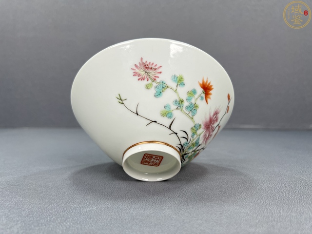 古玩陶瓷粉彩花卉碗真品鑒賞圖