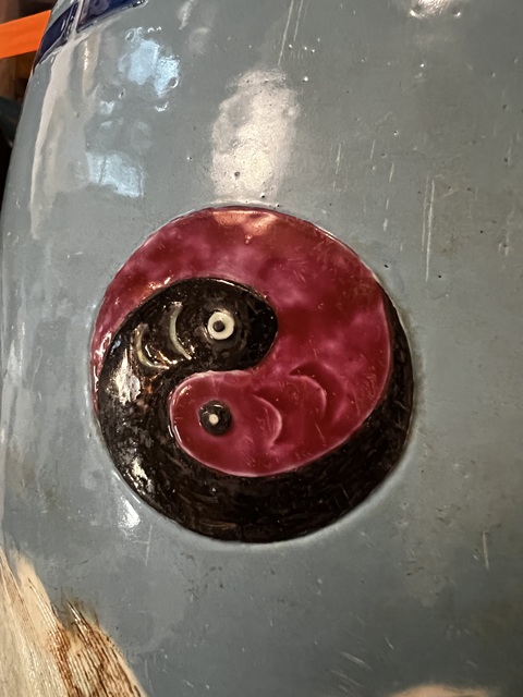 古玩陶瓷清晚期天藍釉太極八卦紋瓶真品鑒賞圖