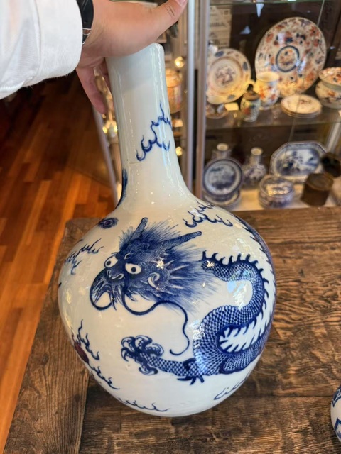 古玩陶瓷清晚期龍鳳呈祥天球瓶真品鑒賞圖