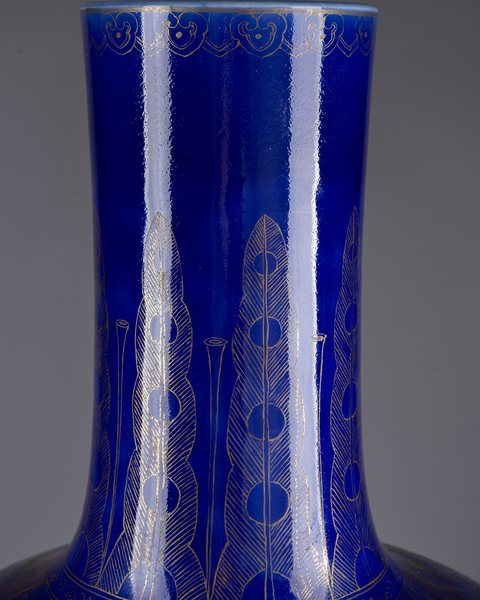 古玩陶瓷藍(lán)釉描金天球瓶真品鑒賞圖