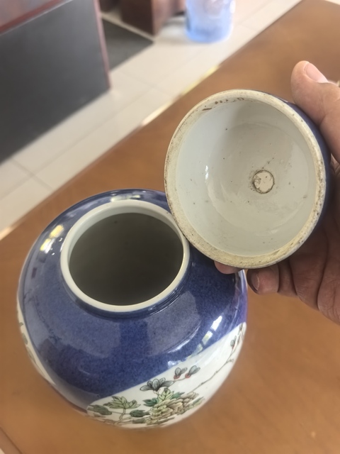 古玩陶瓷灑藍開光五彩花鳥紋蓋罐真品鑒賞圖