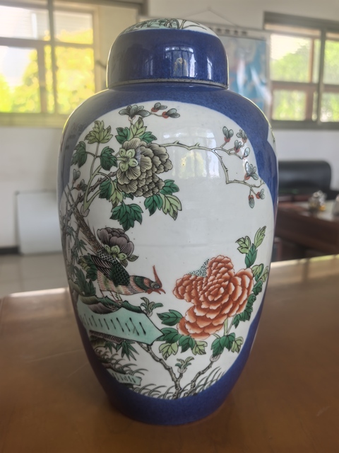 古玩陶瓷灑藍開光五彩花鳥紋蓋罐真品鑒賞圖