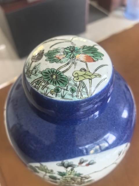 古玩陶瓷灑藍開光五彩花鳥紋蓋罐真品鑒賞圖