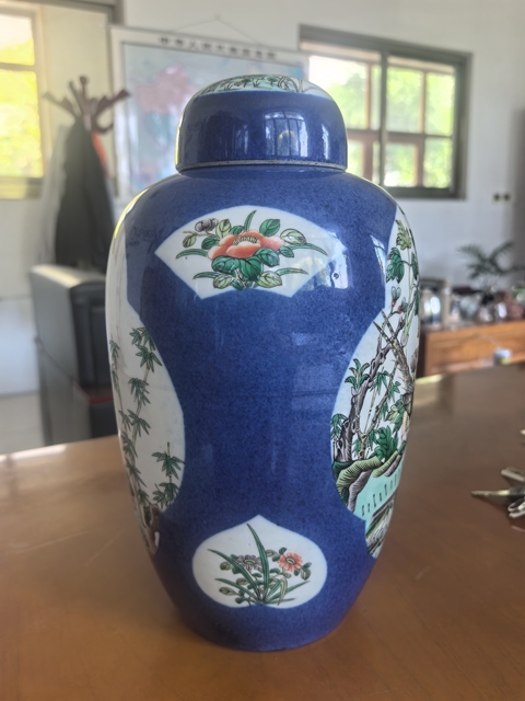 古玩陶瓷灑藍開光五彩花鳥紋蓋罐真品鑒賞圖