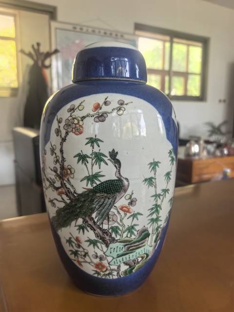 古玩陶瓷灑藍開光五彩花鳥紋蓋罐真品鑒賞圖