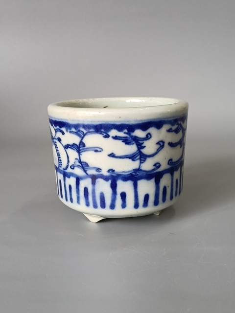 古玩陶瓷青花花卉紋三足爐真品鑒賞圖