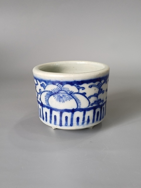 古玩陶瓷青花花卉紋三足爐真品鑒賞圖